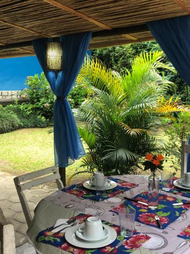 Um jardim em Pousada Casa Azul
