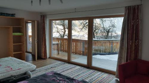 Zimmer mit Glasschiebetür zur Terrasse in der Unterkunft Ferienwohnungen Neuhaushof in Hippach