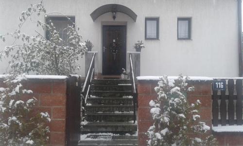プラハにあるPenzion u Ježkůの雪の家の玄関