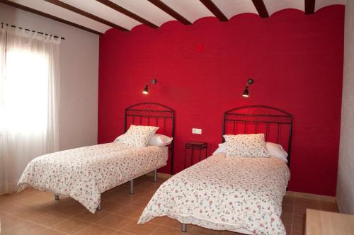 ジェステにあるComplejo rural La Tejera y El Pinicoの赤い壁のドミトリールーム ベッド2台