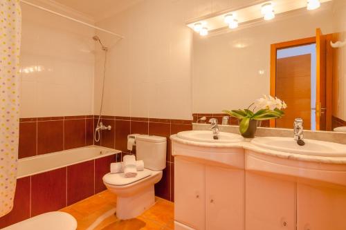 łazienka z toaletą, umywalką i wanną w obiekcie Villas Guzman - Dora w mieście Calpe