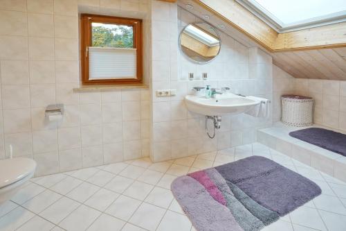 オフターシュヴァングにあるHaus Steinのバスルーム(洗面台、トイレ、鏡付)