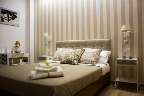 una camera da letto con un letto e asciugamani di Donna Laudonia ad Altamura