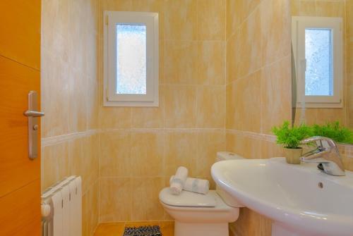 A bathroom at Villas Guzman-Grinev