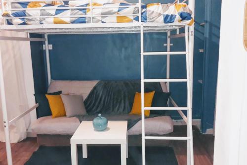 Cette chambre dispose de lits superposés, d'un canapé et d'une table. dans l'établissement Colorful Studio Cannes, à Cannes