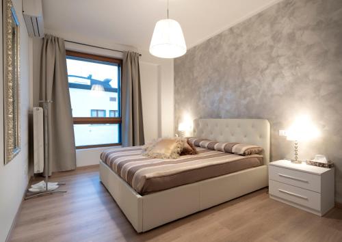 een slaapkamer met een groot bed en een raam bij Nice & Cozy apartment in Venetië