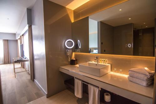 Bathroom sa Pinnacle Boracay