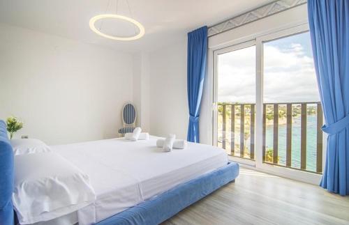- une chambre blanche avec un grand lit et une grande fenêtre dans l'établissement Villas Guzman - Apartamento LaJoya, à Calp