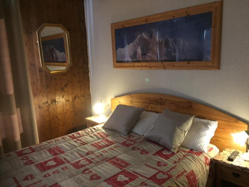 une chambre avec un lit avec deux oreillers dessus dans l'établissement Chamonix Centre Holiday Sauna Apartment 2, à Chamonix-Mont-Blanc