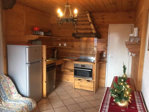- une cuisine dans une cabine avec un arbre de Noël dans l'établissement Chamonix Centre Holiday Sauna Apartment 2, à Chamonix-Mont-Blanc