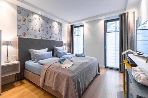 1 dormitorio con 1 cama grande con almohadas azules en Luxusferienwohnung Seebrise*****, en Binz