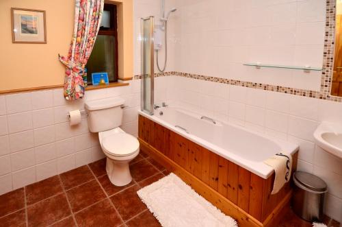 un bagno con un water, una vasca e un lavandino di Cottage 108 - Cleggan a Cleggan