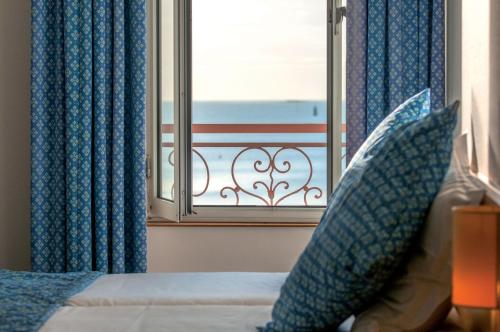 Ένα ή περισσότερα κρεβάτια σε δωμάτιο στο Hôtel Vacances Bleues Villa Caroline
