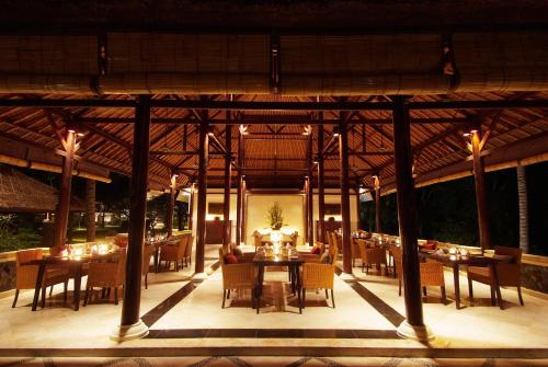 テジャクラにあるSpa Village Resort Tembok Bali - Small Luxury Hotels of the Worldの屋外ダイニングエリア(テーブル、椅子付)