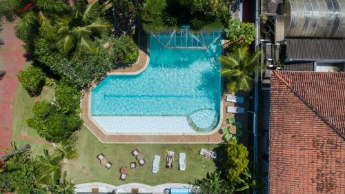 an overhead view of a swimming pool in a resort at Pousada Stand Up! Guarujá in Guarujá