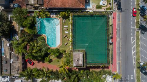 uma vista superior de uma piscina num resort em Pousada Stand Up! Guarujá no Guarujá