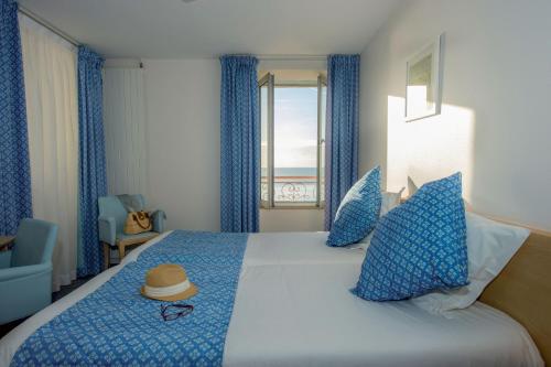 Ένα ή περισσότερα κρεβάτια σε δωμάτιο στο Hôtel Vacances Bleues Villa Caroline