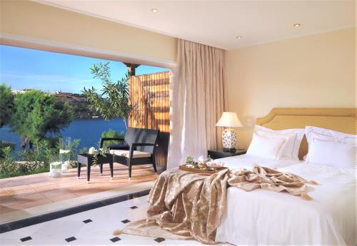 Posteľ alebo postele v izbe v ubytovaní Out Of The Blue Resort & Spa
