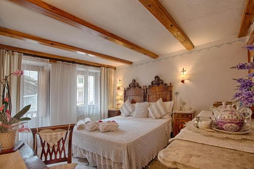 a bedroom with two beds in a room at Le Coeur du Pont in Donnas