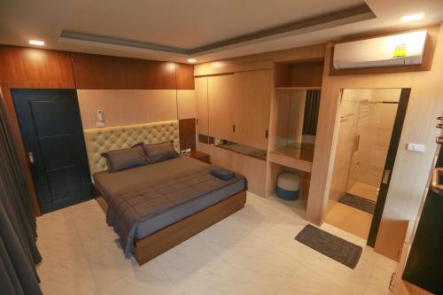 a small bedroom with a bed and a walk in closet at Summer Sense Sattahip Pool Villa in Sattahip
