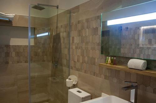 Bilik mandi di Opal Suites Apartments