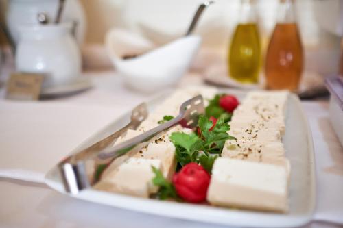 Comida en o cerca de este apartahotel