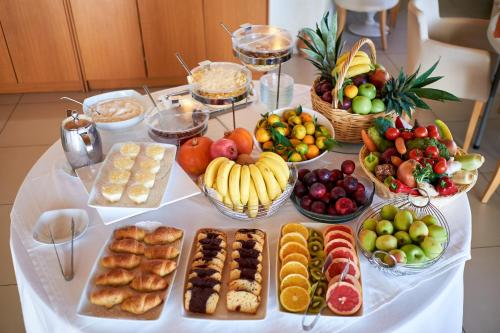 Una mesa cubierta con muchos tipos diferentes de comida en Villa Mare Monte ApartHotel, en Malia