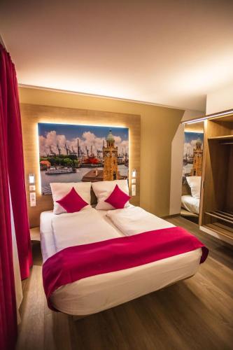 a bedroom with a large bed with a painting on the wall at Hotel Luckys Inn in Hamburg