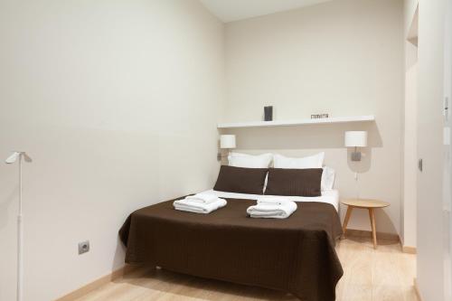 バルセロナにあるEasysleep Borneのベッドルーム1室(ベッド1台、タオル2枚付)
