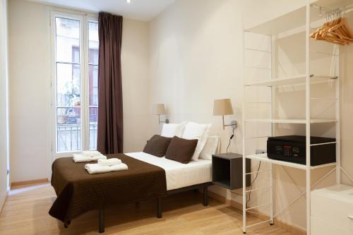 1 dormitorio con cama y estante para libros en Easysleep Borne, en Barcelona