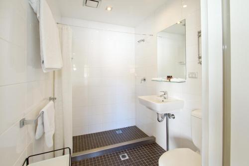 Kylpyhuone majoituspaikassa Vulcan Hotel Sydney