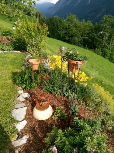 a garden with flowers and plants in a yard at Mottnerhof in Braz