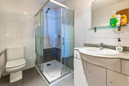 コティージョにあるCasa Galileoのバスルーム(シャワー、トイレ、シンク付)