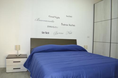 sypialnia z niebieskim łóżkiem i komodą w obiekcie Marina Guest Home w mieście Neapol