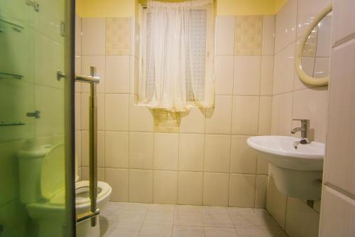 Kylpyhuone majoituspaikassa Hotel Royal Nest Entebbe