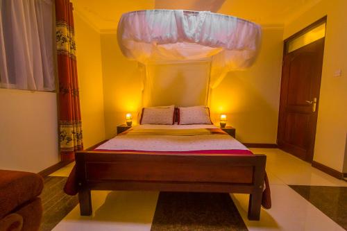 Säng eller sängar i ett rum på Hotel Royal Nest Entebbe