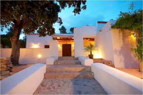 una casa blanca con escaleras que conducen a una puerta en Can Vich, en Sant Carles de Peralta