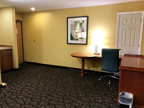 Un lugar para sentarse en Super 8 by Wyndham Union Gap Yakima Area