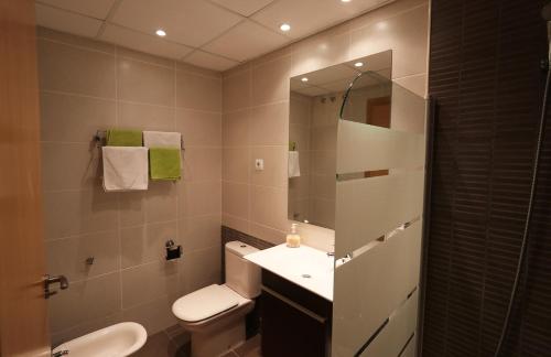 a bathroom with a sink and a toilet and a mirror at Aguilas Residencial El Cedro BIF2 in Águilas