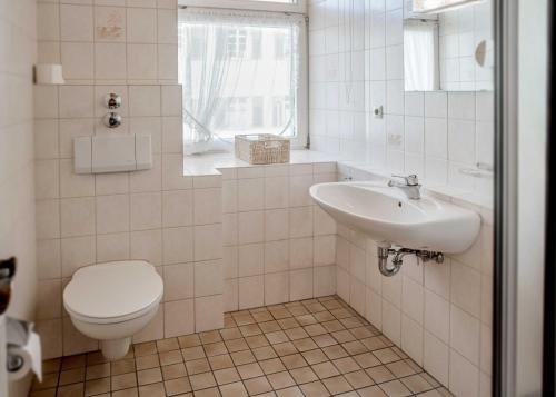 ein Bad mit einem WC und einem Waschbecken in der Unterkunft Gasthaus Kranz Bonndorf in Bonndorf im Schwarzwald