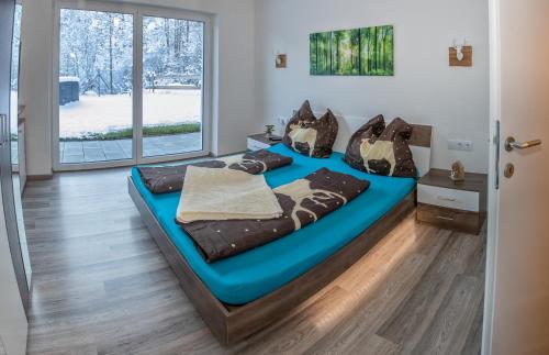 フューゲンベルクにあるFerienwohnung Colleenの大きな窓付きの客室のベッド1台分です。
