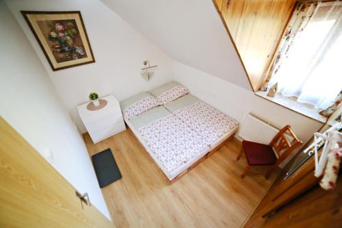 uma vista sobre um quarto com uma cama e uma janela em Restaurace a pension Chalupa em Hlásná Třebaň