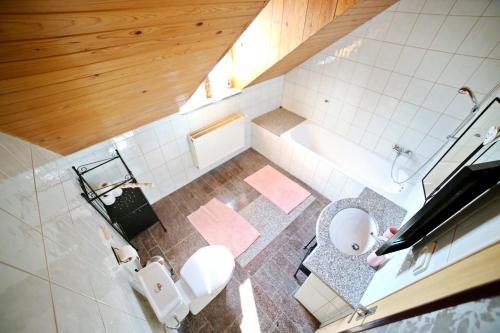 A bathroom at Restaurace a pension Chalupa