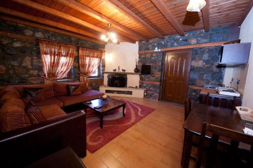 een woonkamer met een bank en een tafel bij Edelweis in Palaios Agios Athanasios