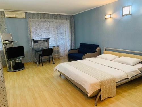 ムィコラーイウにあるApartment city centerのベッドルーム(ベッド1台、椅子、テレビ付)