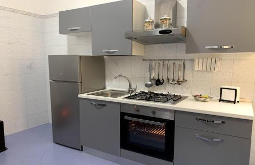 een keuken met een fornuis, een wastafel en een oven bij Luxury Sorrento House in Sorrento
