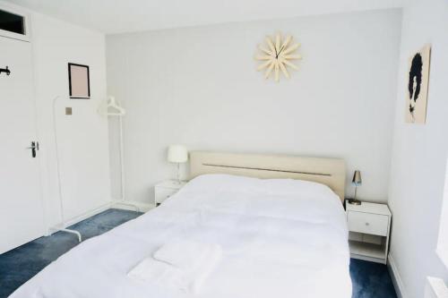 ロンドンにあるKing's Cross 2BR Modern Flat Central Londonの白いベッドルーム(白いベッド1台付)
