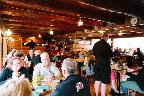 grupa ludzi siedzących przy stolikach w restauracji w obiekcie Silver Fork Lodge & Restaurant w mieście Brighton