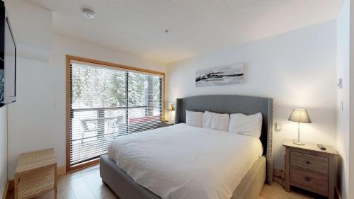 Tempat tidur dalam kamar di Powderhorn by Whistler Blackcomb Vacation Rentals