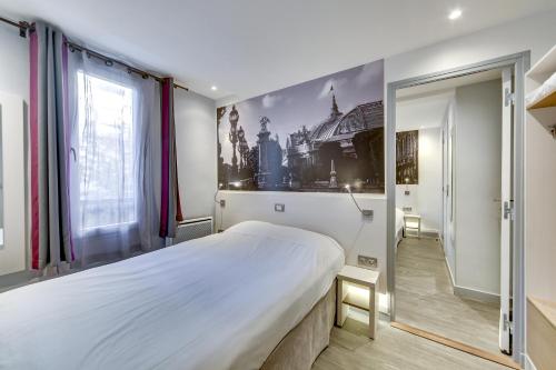 パリにあるキリヤード パリ 12 ネイションのベッドルーム(大きな白いベッド1台、窓付)